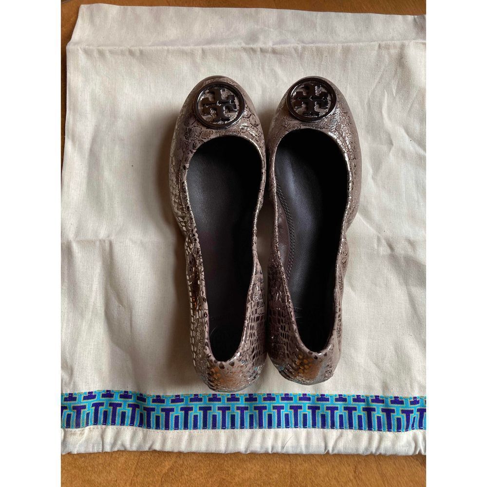 NWOB 250+ Tory Burch HEIDI Ballet Flat Shoe‎ Pewter Snake Print Logo 6 Women's